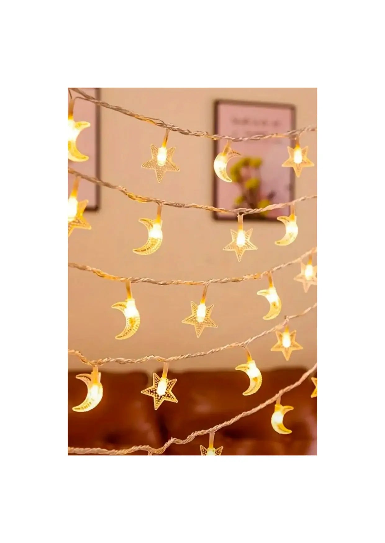 Guirlande lumineuse ornée de lunes et étoiles dorées, décoration islamique chaleureuse.