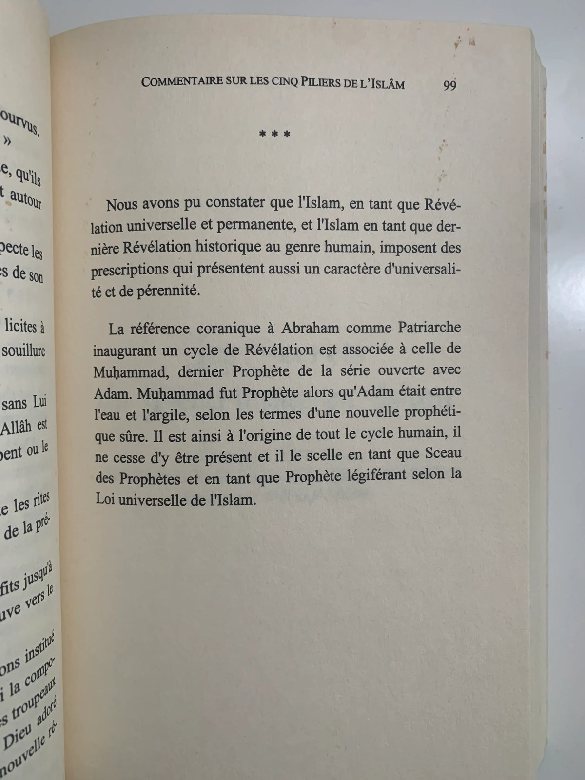 Page intérieure d’un livre islamique en français sur les cinq piliers de l’Islam, texte religieux.
