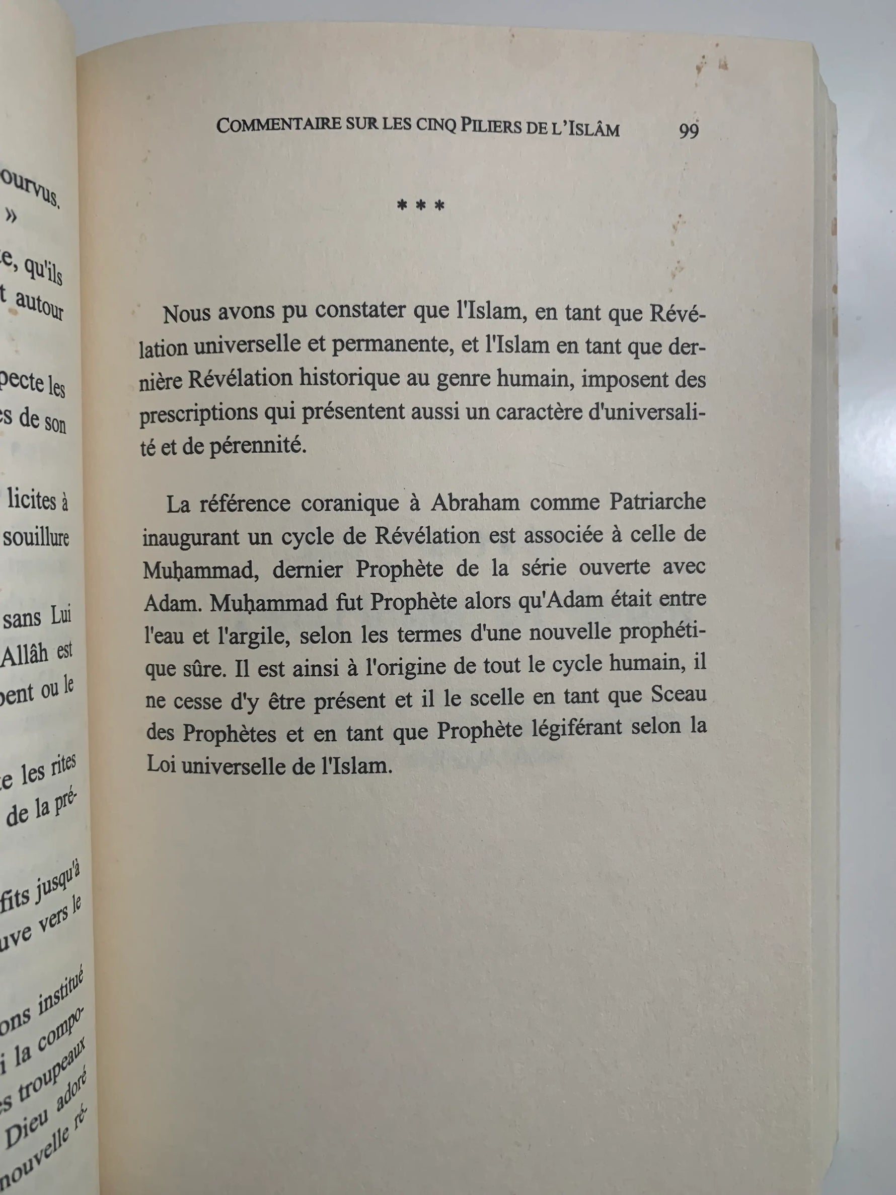 Page intérieure d’un livre islamique en français sur les cinq piliers de l’Islam, texte religieux.