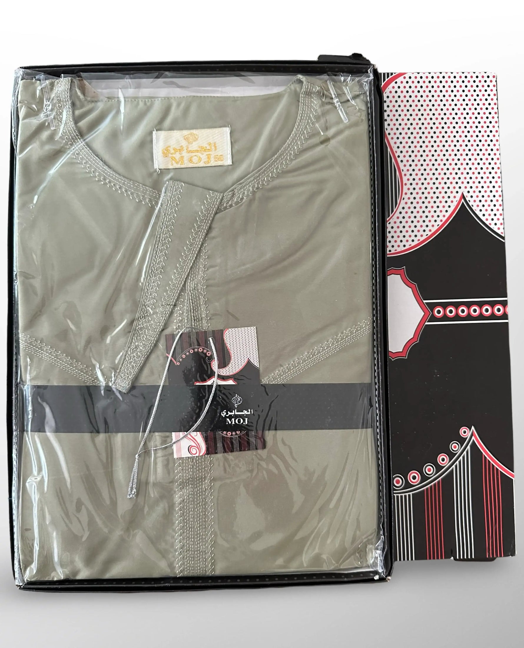 Qamis traditionnel beige emballé dans une boîte élégante, vêtement islamique homme