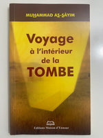 Livre islamique 'Voyage à l'intérieur de la tombe' sur une surface blanche, couverture jaune et marron.