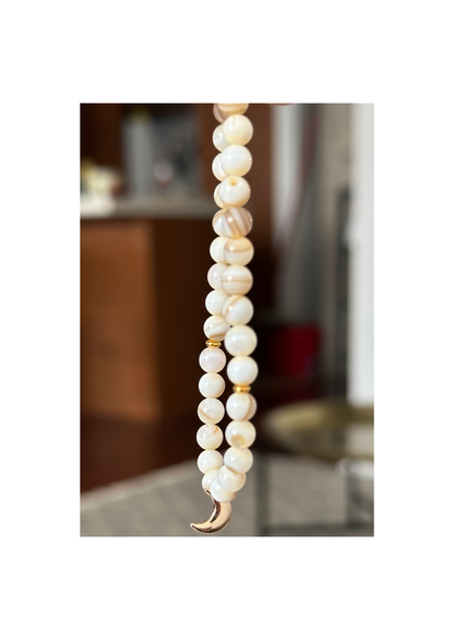 bracelet-tasbih-perles-nacrees-lune-doree-gros-plan.
