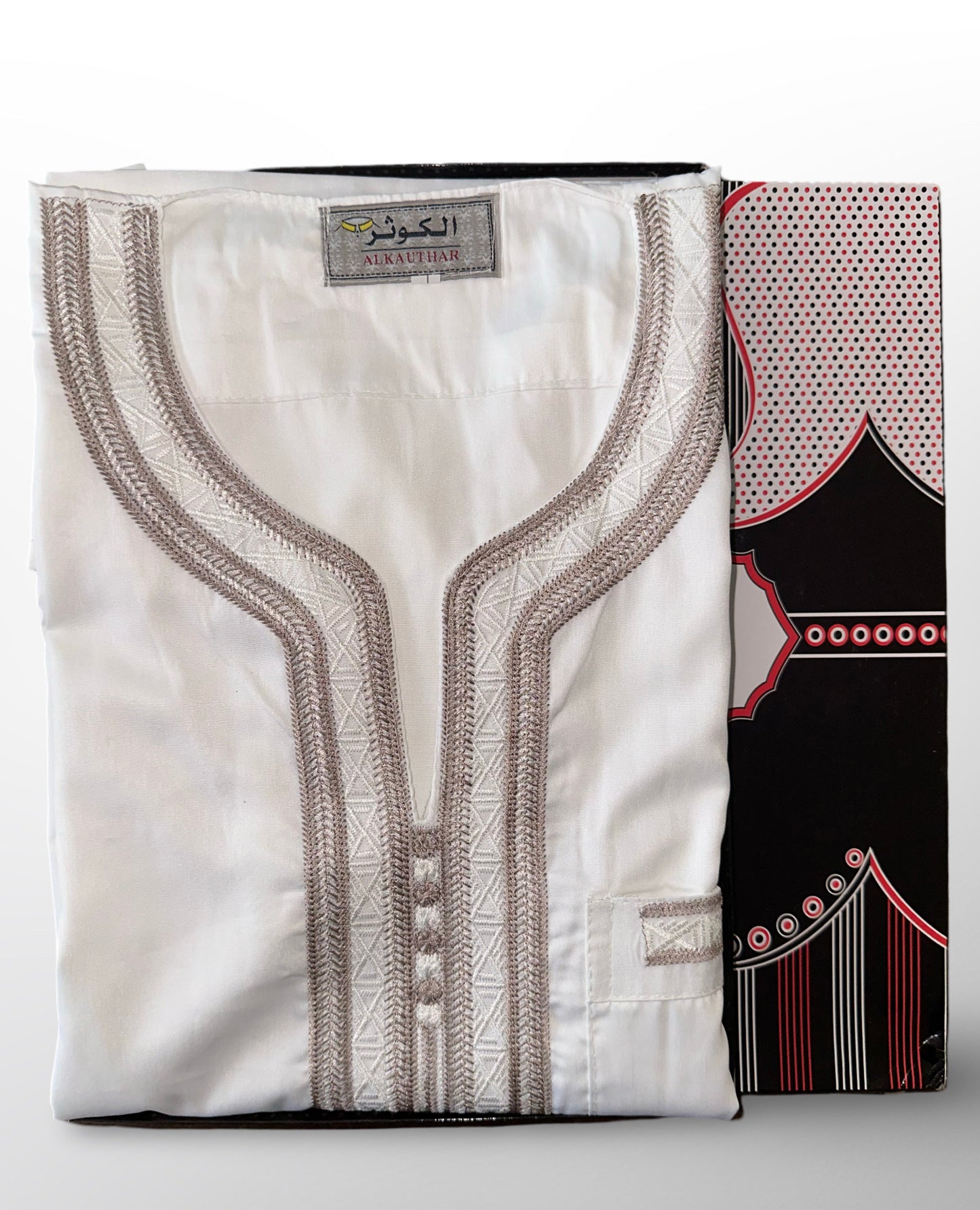 Djellaba blanche pour homme avec broderies grises, marque Alkauthar, présentée pliée dans sa boîte