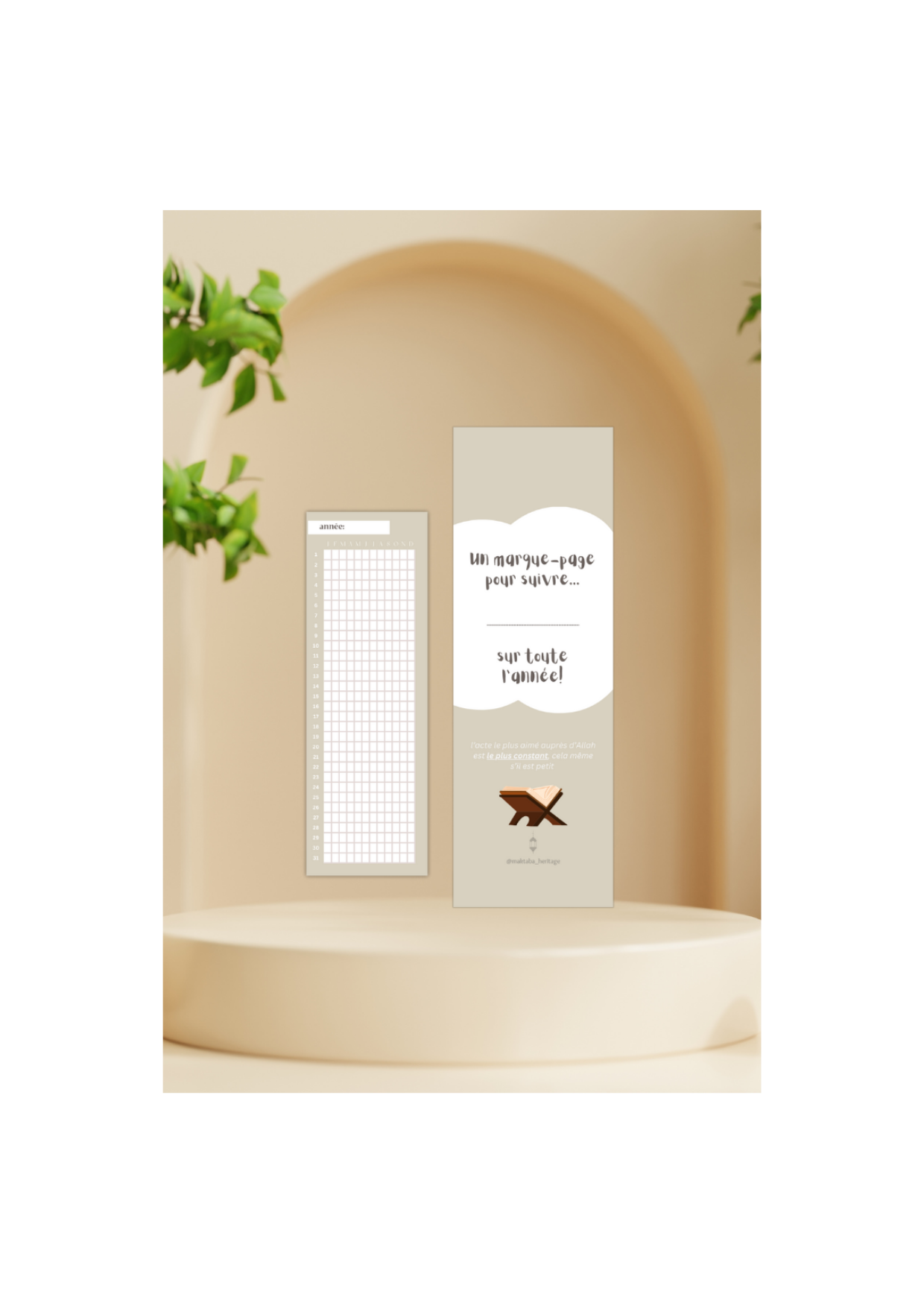  Marque-page beige avec tableau de suivi des habitudes annuelles et citation islamique, décoré d’un support de Coran en illustration minimaliste.