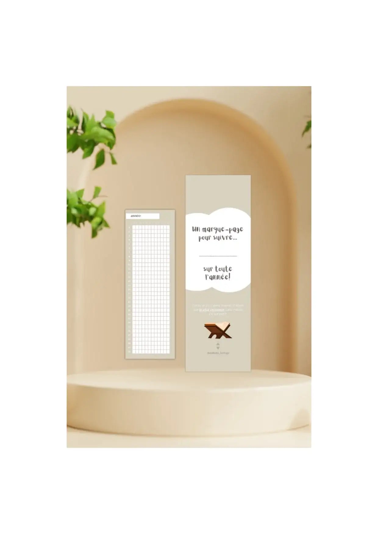  Marque-page beige avec tableau de suivi des habitudes annuelles et citation islamique, décoré d’un support de Coran en illustration minimaliste.