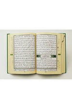 Pages intérieures d’un Coran tajwid arabe ouvert avec texte coranique et repères colorés