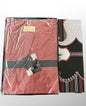 Qamis rouge plié dans un emballage transparent avec boîte noire et motifs rouges et blancs, marque MOJ.

