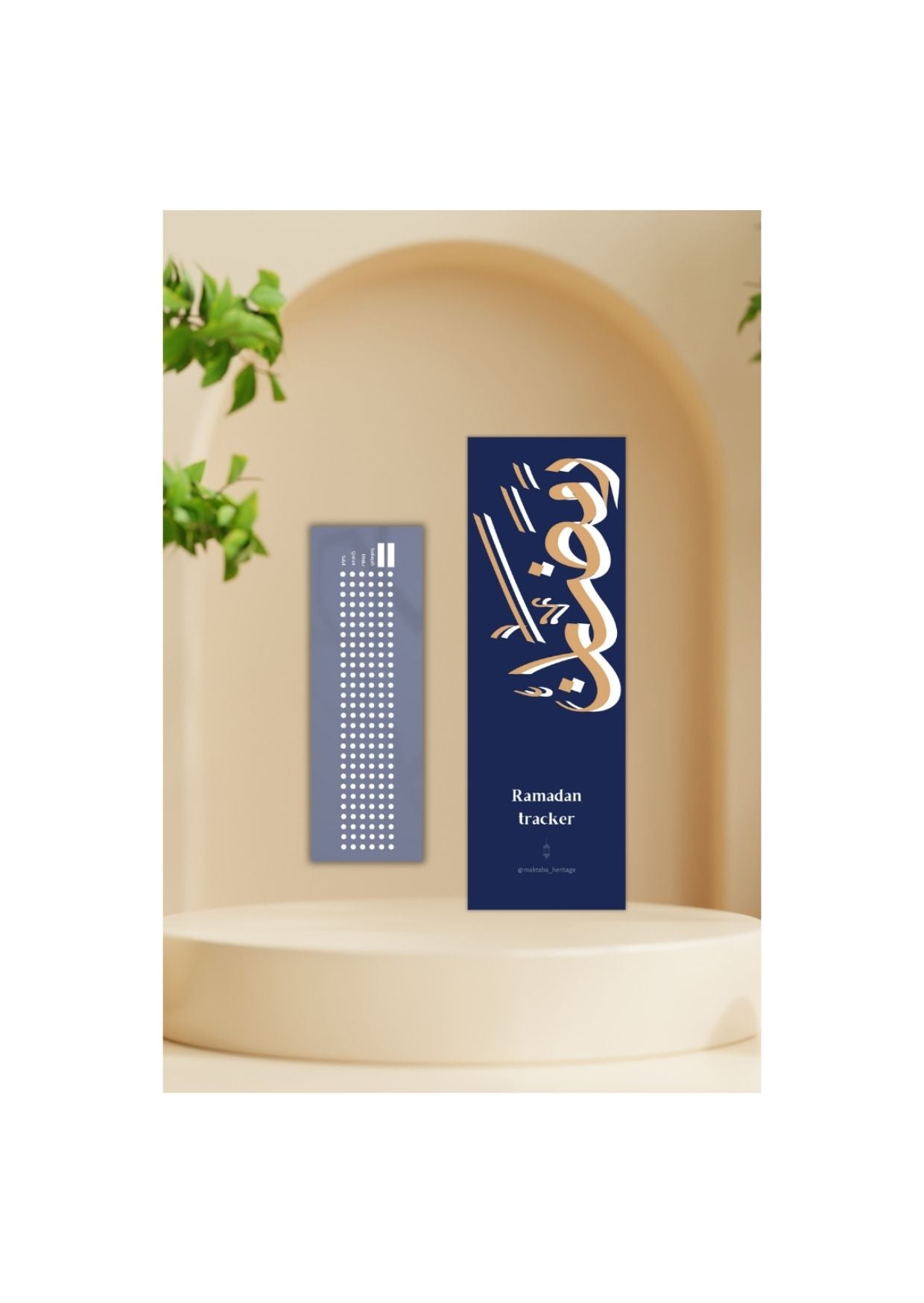 Marque-page Ramadan Tracker bleu avec calligraphie arabe et tableau de suivi des jours du Ramadan, design élégant et minimaliste.